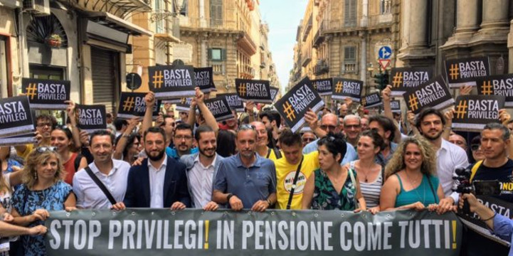 Portavoce e attivisti M5S e cittadini in marcia a Palermo nel giorno della verGOGNA: “La pensione veloce per i deputati è un pugno alla stomaco per i cittadini”